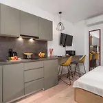 Deluxe & 